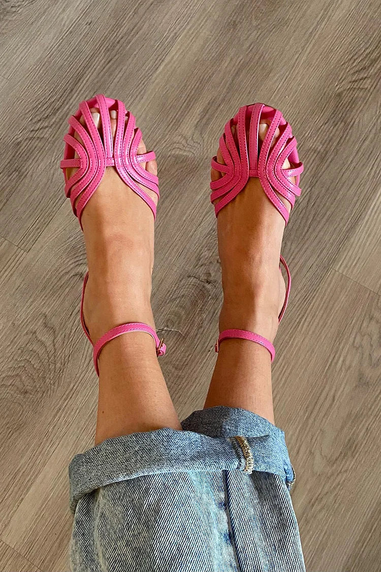 "Vittoria | Gouden Sieraden Sandalen" kann umgeschrieben werden als "Vittoria | Sandalen mit Goldschmuck".