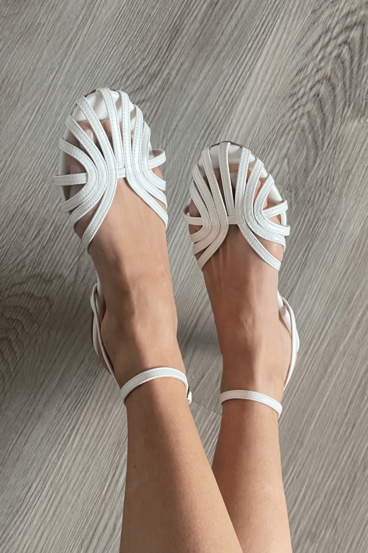 "Vittoria | Gouden Sieraden Sandalen" kann umgeschrieben werden als "Vittoria | Sandalen mit Goldschmuck".