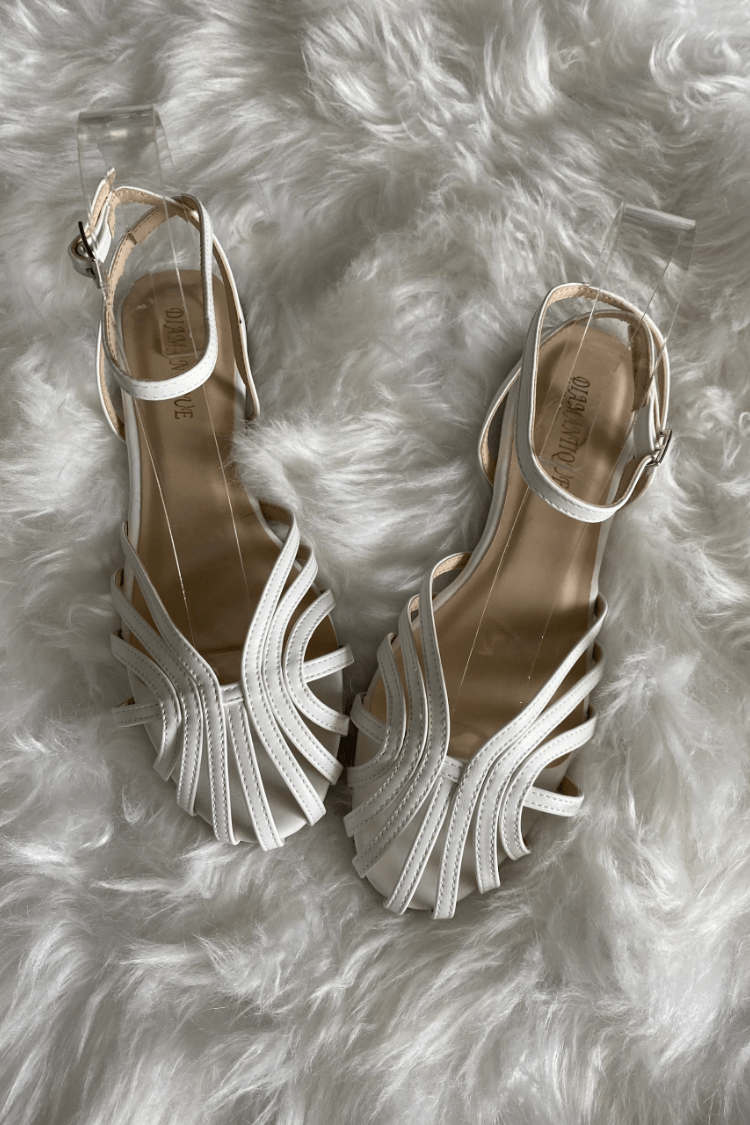 "Vittoria | Gouden Sieraden Sandalen" kann umgeschrieben werden als "Vittoria | Sandalen mit Goldschmuck".