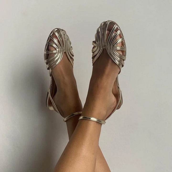 "Vittoria | Gouden Sieraden Sandalen" kann umgeschrieben werden als "Vittoria | Sandalen mit Goldschmuck".
