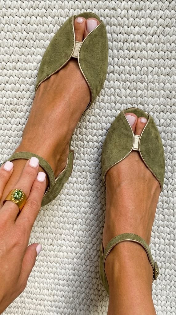 "Olivia | Elegante Salbeigrüne Sandalen" kann umformuliert werden als "Olivia | Stilvolle Salbeigrüne Sandalen".