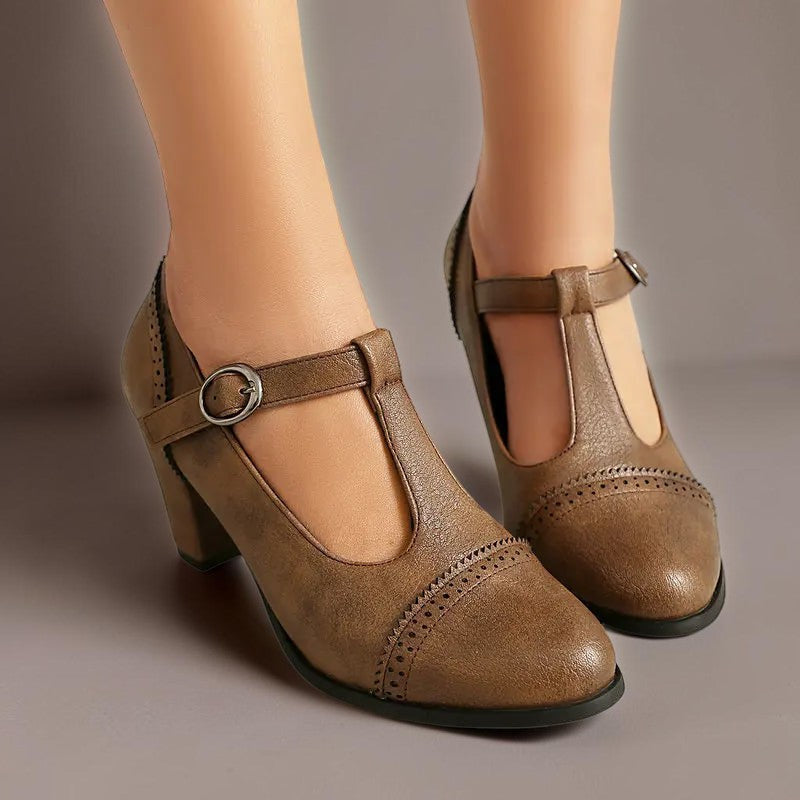 ELINE | LOCHGENAGELTE ABSATZSCHUHE MIT RIEGEL