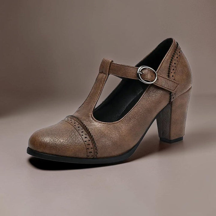 ELINE | LOCHGENAGELTE ABSATZSCHUHE MIT RIEGEL